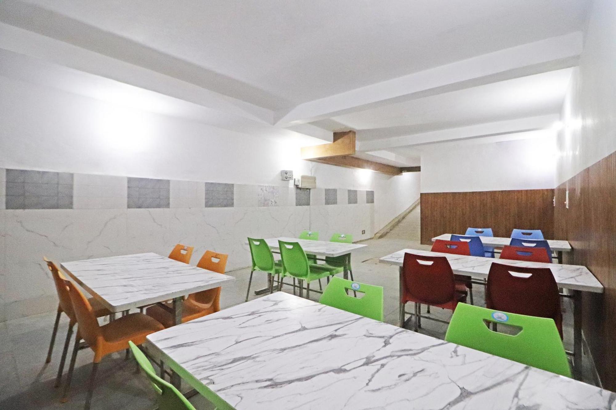 Hotel Clink New Delhi Airport 외부 사진