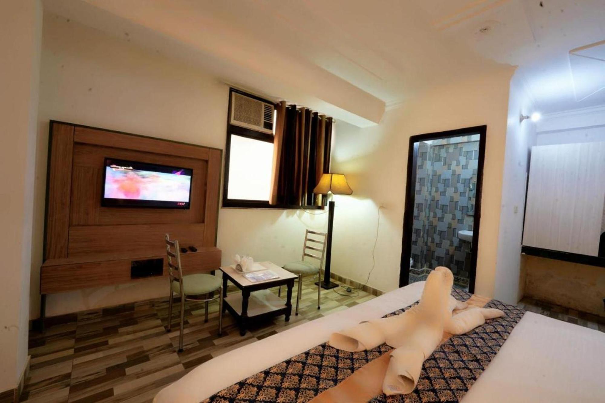 Hotel Clink New Delhi Airport 외부 사진