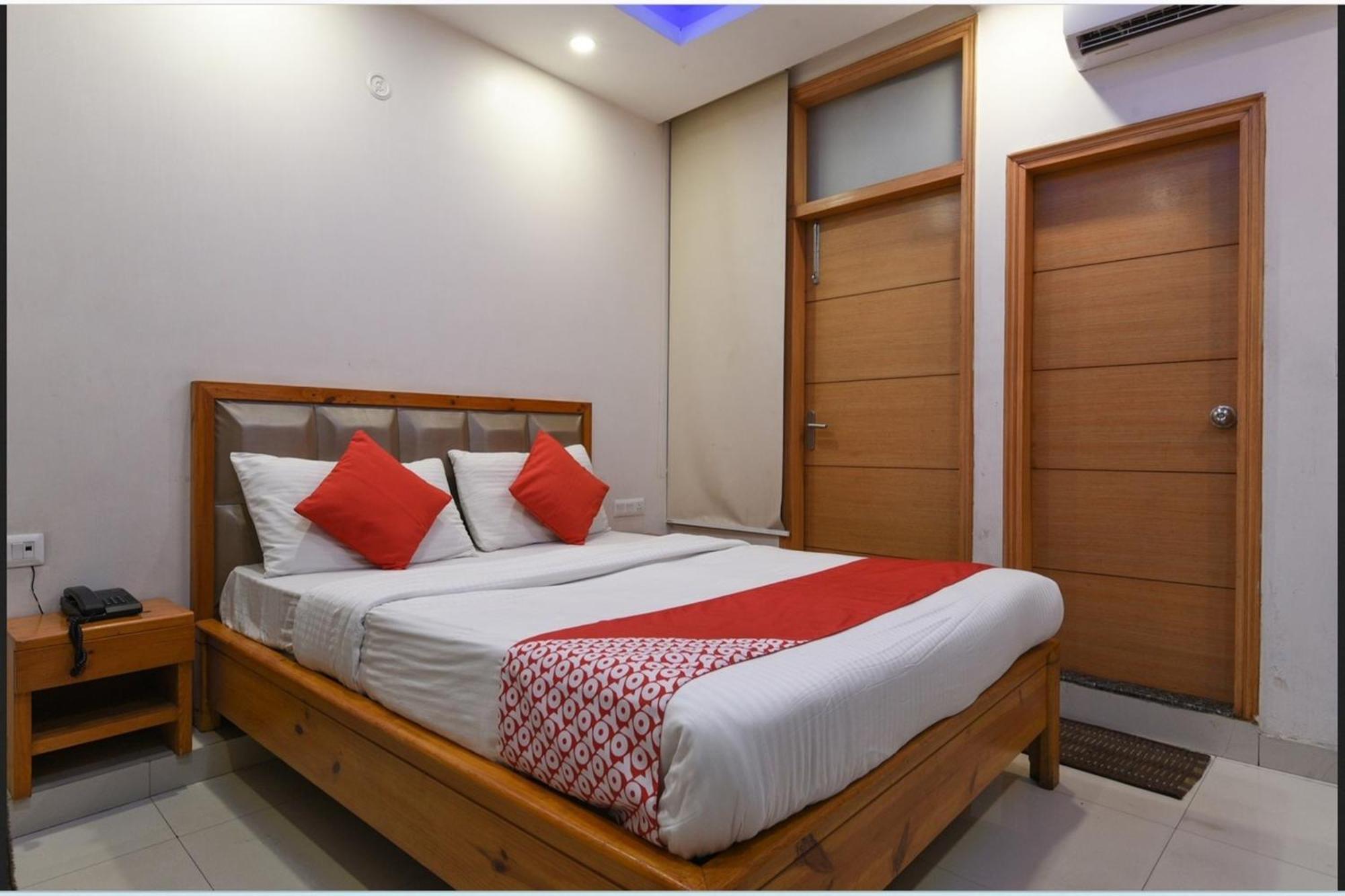 Hotel Clink New Delhi Airport 외부 사진