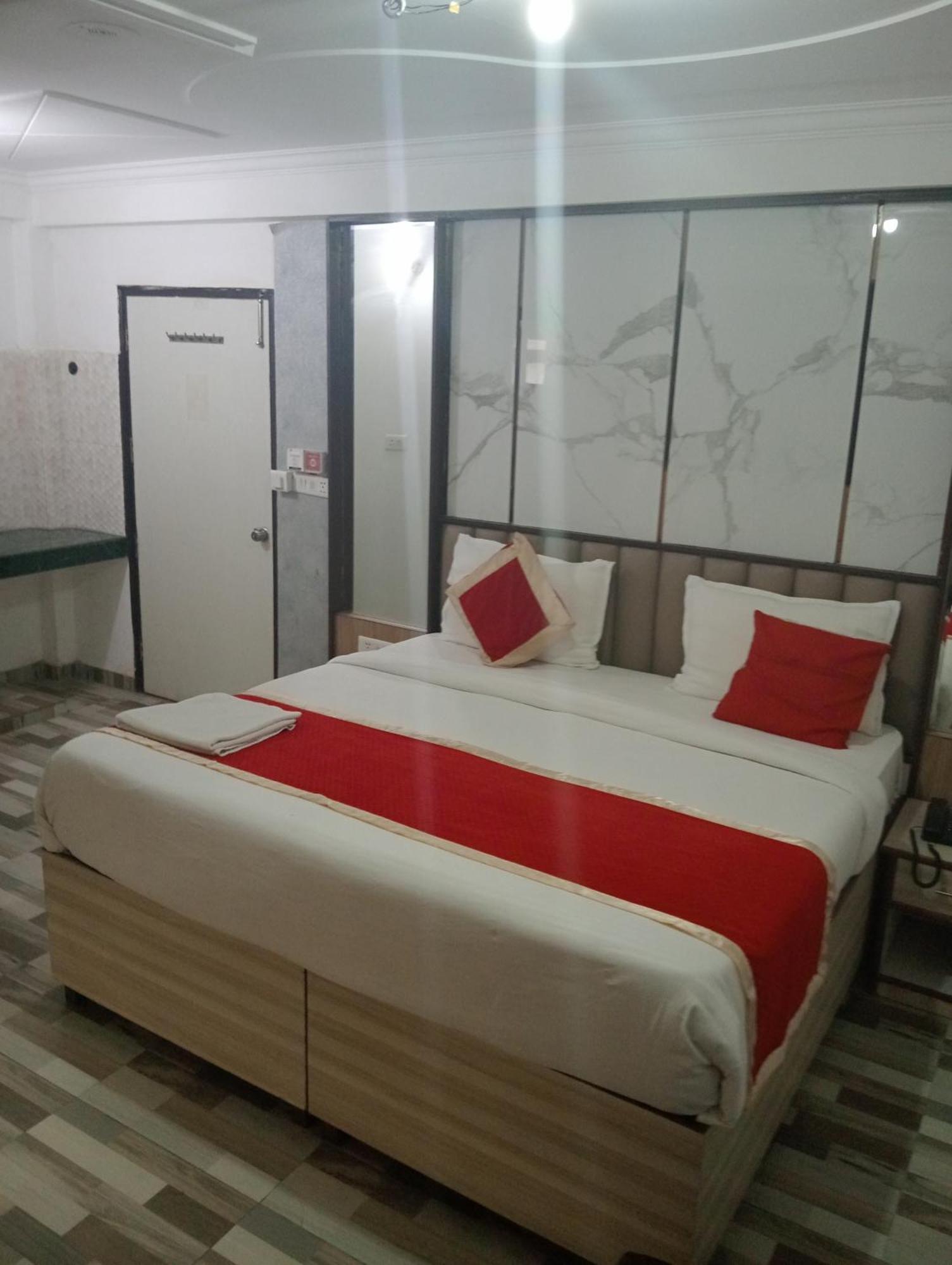 Hotel Clink New Delhi Airport 외부 사진