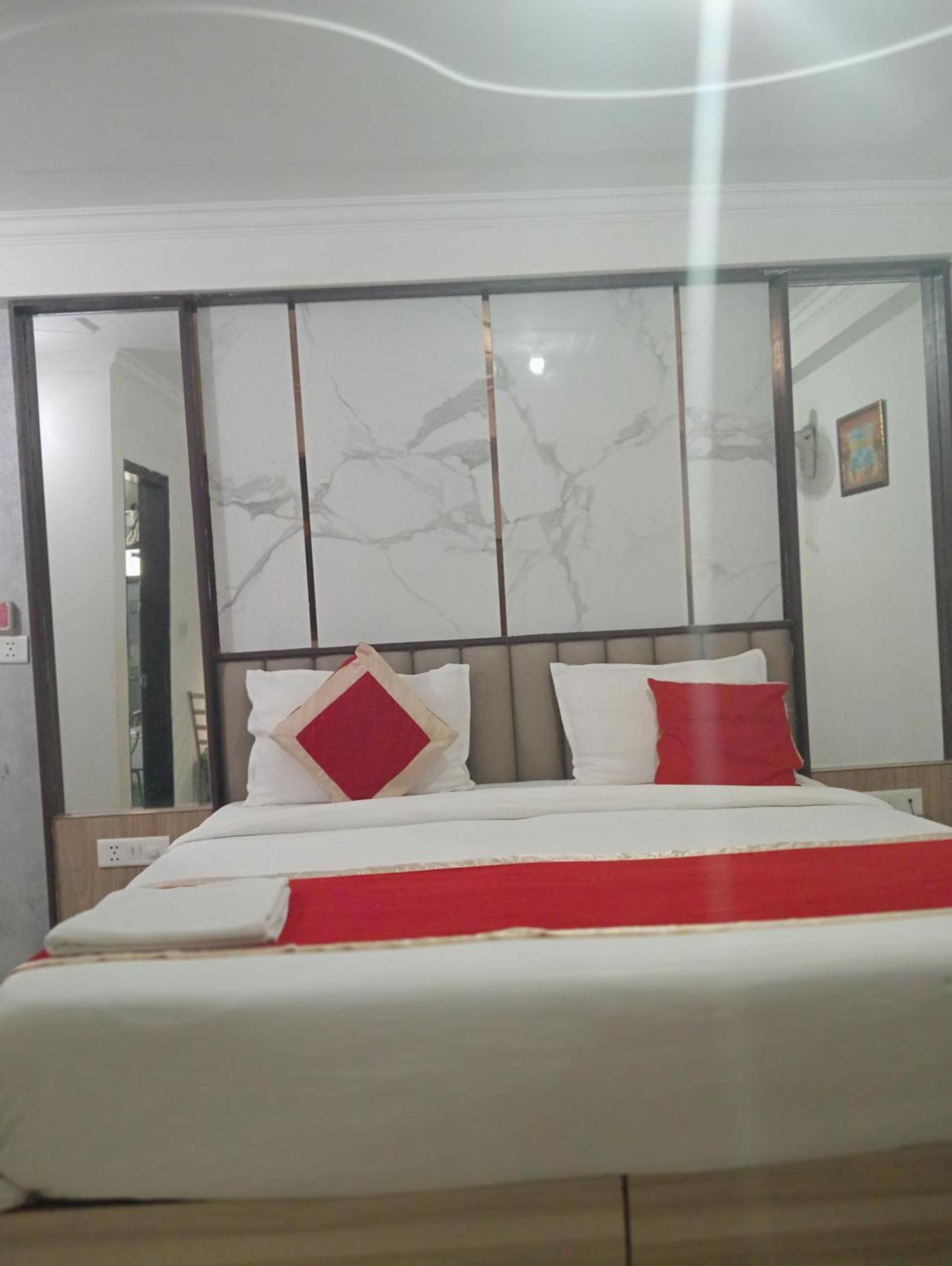 Hotel Clink New Delhi Airport 외부 사진